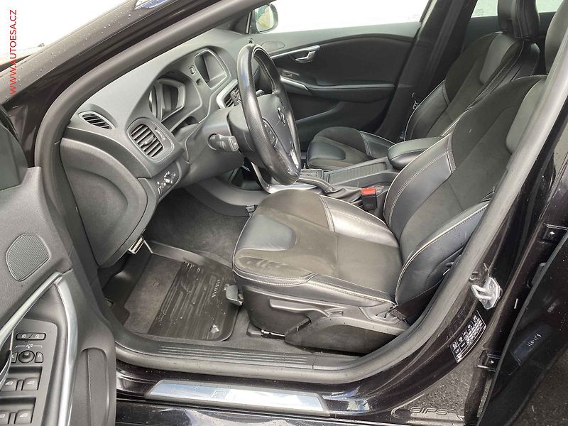 Volvo V40 (2018) 2.0i, AT, LED, kamera - fotka 9 z 18