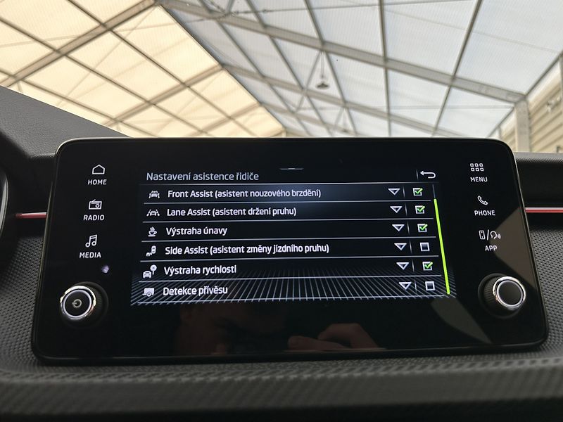 Škoda Scala 1.5 TSI Monte Carlo - fotka 9 z 28