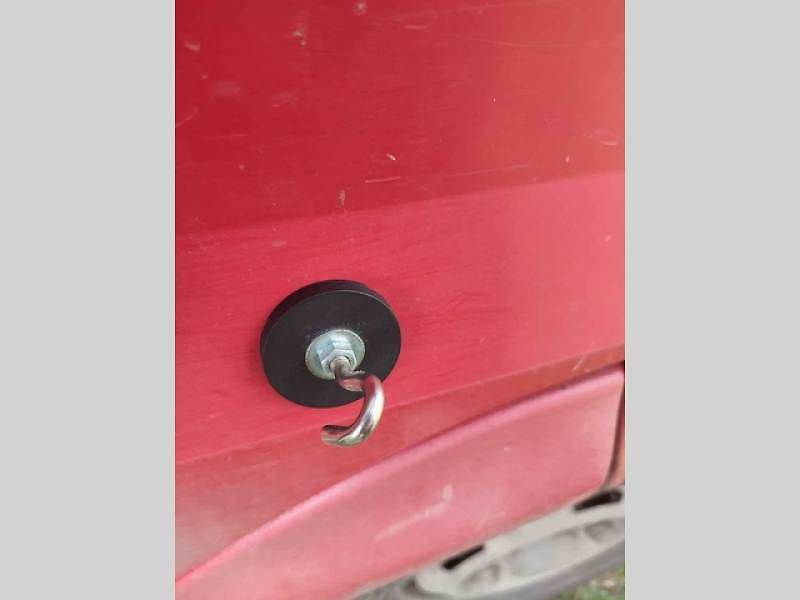 Protisluneční plachta na auto pomáhá výrazně snížit teplotu v interiéru.