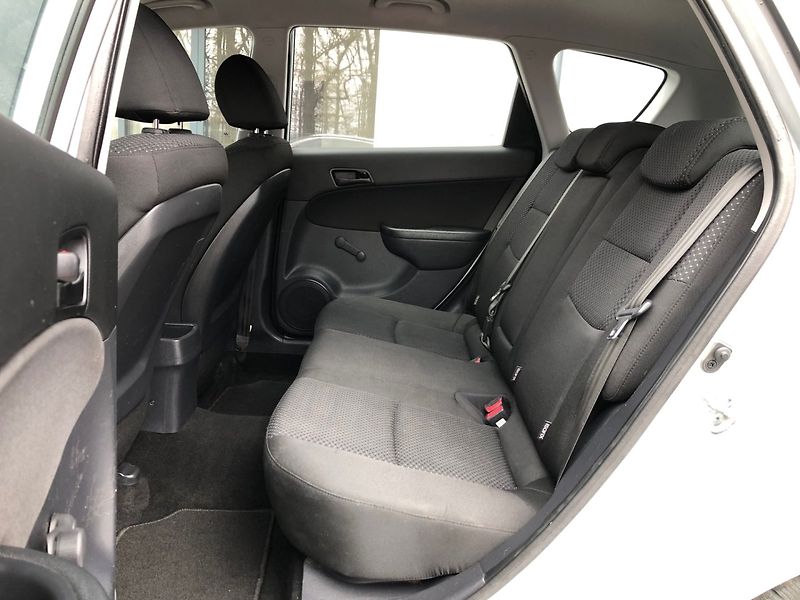 Hyundai i30 (2009) 1.4 16V - fotka 11 z 33