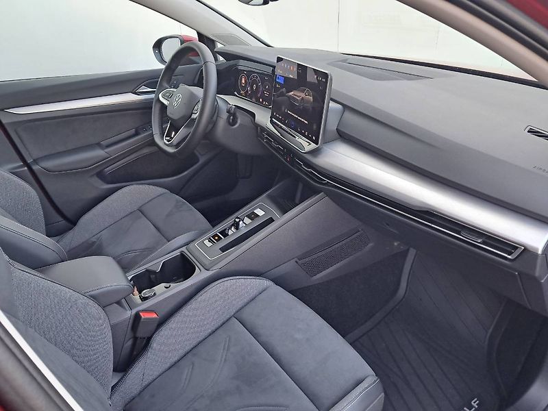 Volkswagen Golf (2025) People 1.5 eTSI / 85 kW DSG7 m - fotka 21 z 30