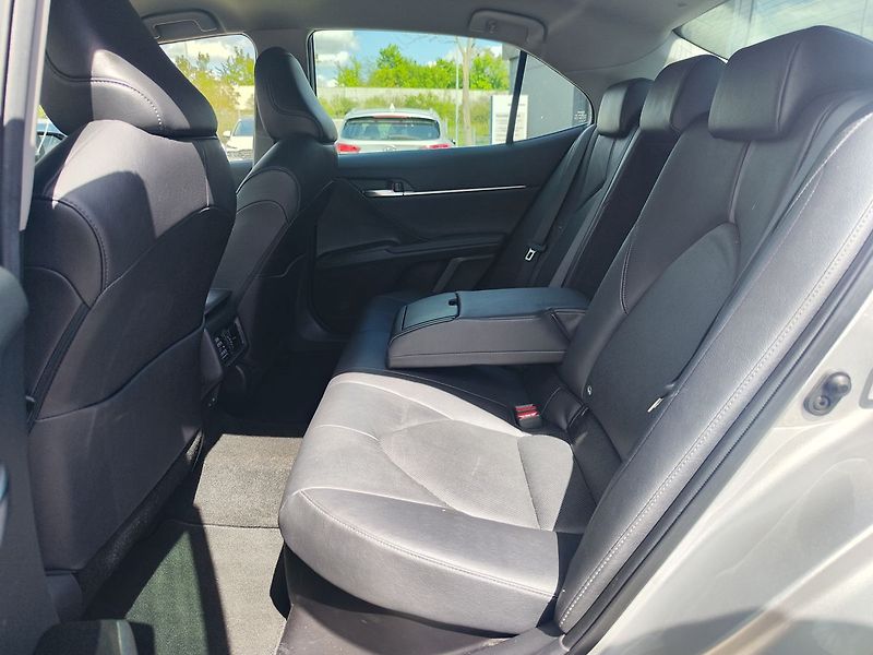 Toyota Camry 2.5 HEV/160kW Executive e-CVT - fotka 11 z 35