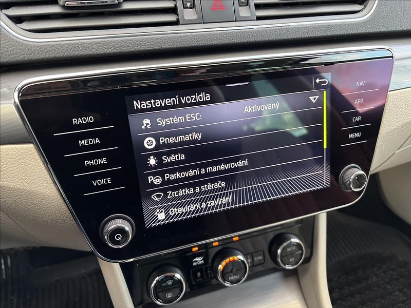 Škoda Superb 2,0 TDI 110kW Style AUT - fotka 33 z 40