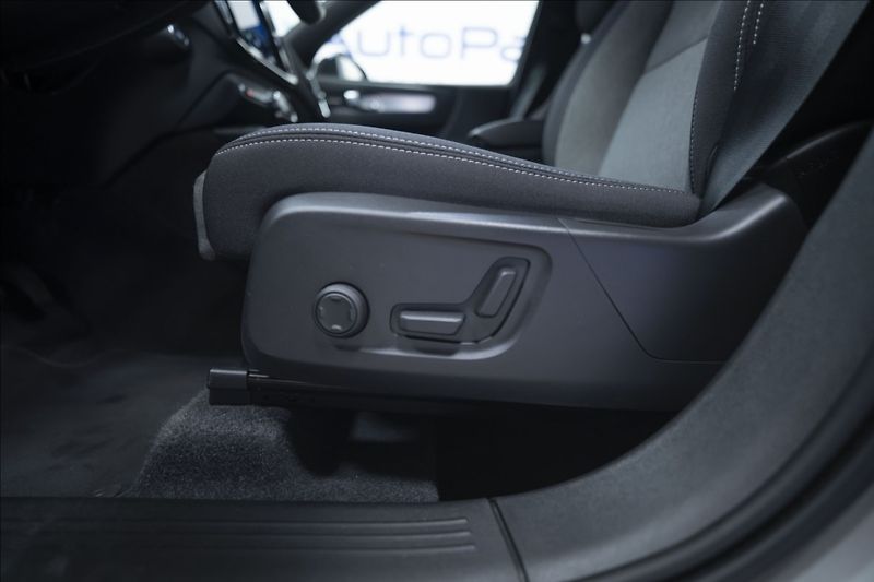 Volvo XC40 2,0 B3 NAVI KAMERA 360° TAŽNÉ - fotka 19 z 38