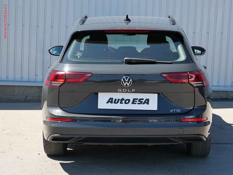 Volkswagen Golf (2023) 1.0 eTSi, ČR, Life, AT, LED - fotka 5 z 31