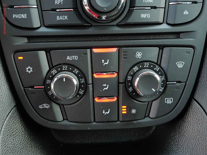 Opel Meriva (2013) 1.7 CDTi, 1.maj,ČR, servis - fotka 14 z 21