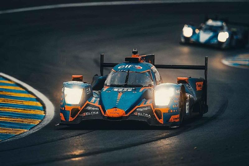 Pro vyznavače vůně spáleného benzínu a fanouška motorsportu není na světě nic lepšího než se pohybovat v prostředí kolem závodní dráhy. Projděte se TOP 10 těch nejlepších závodních okruhů světa.