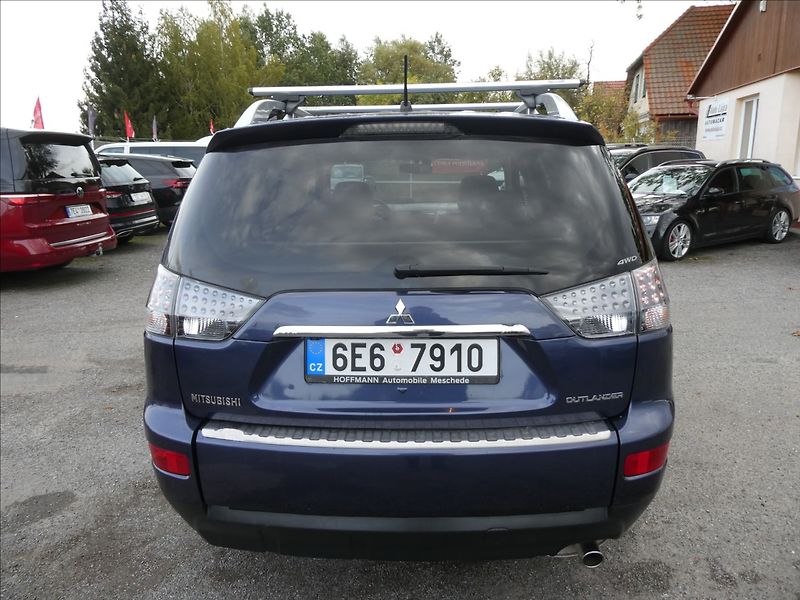 Mitsubishi Outlander 2,4 i 125kW 7.míst,4x4,automat - fotka 7 z 35
