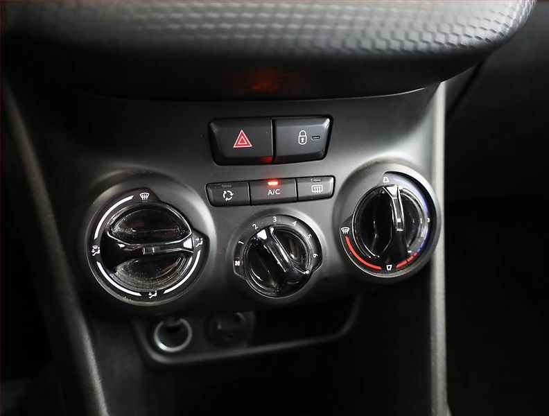 Peugeot 2008 (2018) 1.2 PureTech, Serv.kniha - fotka 10 z 15