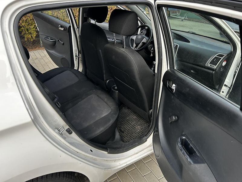 Hyundai i20 1.3 /63kW - fotka 13 z 16