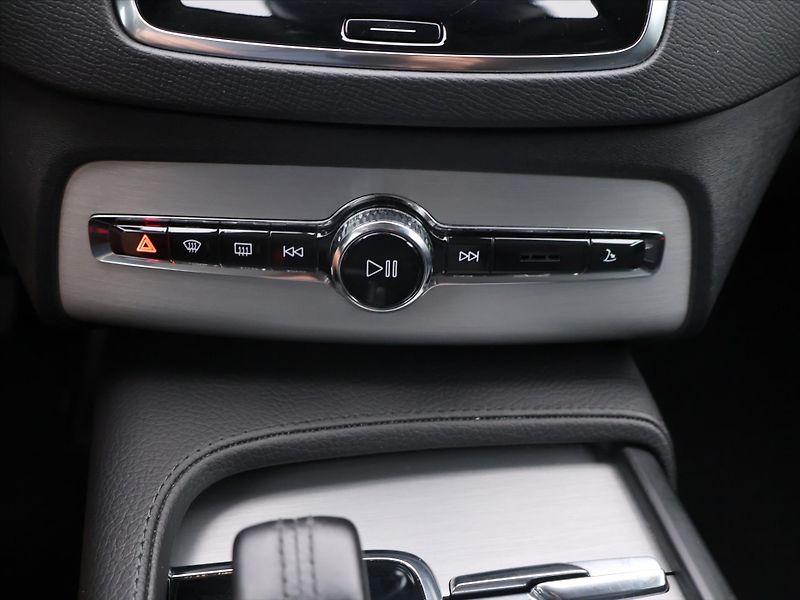 Volvo XC90 2,0 B5 173 kW AWD 7 Míst DPH C - fotka 20 z 28