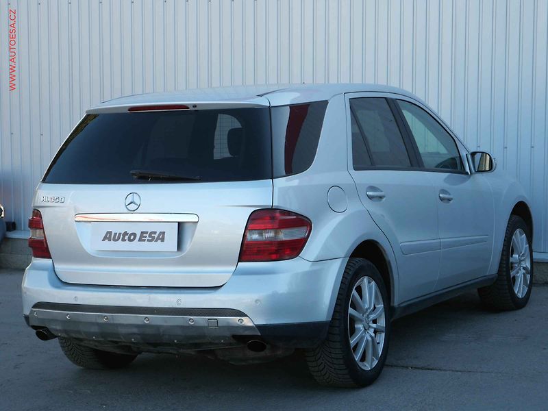Mercedes-Benz Třídy M (2005) 3.5 ML350 4M, ČR, AT, park - fotka 4 z 19