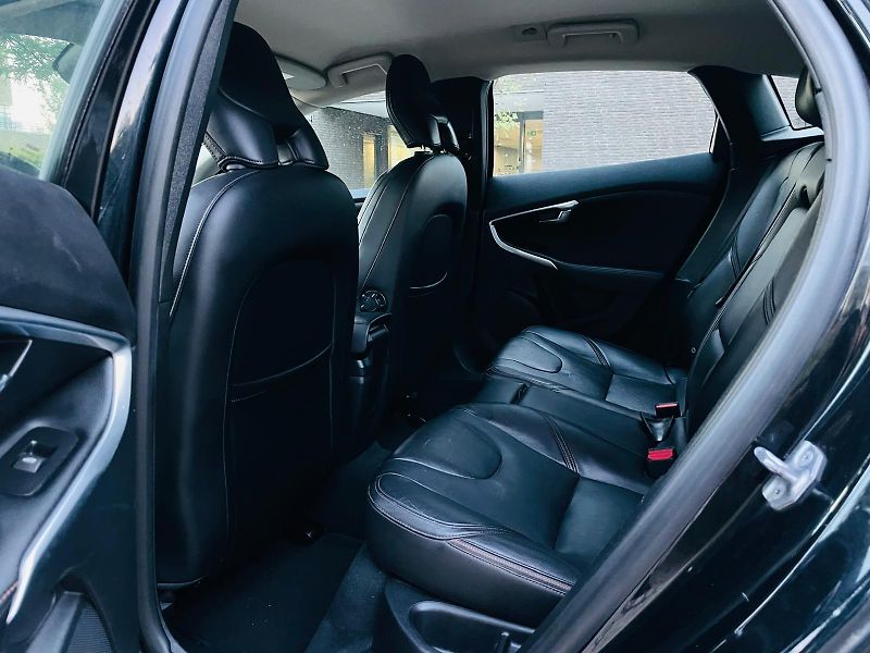 Volvo V40 2.0D3 MANUÁL CROSS SERVISKA  - fotka 33 z 43