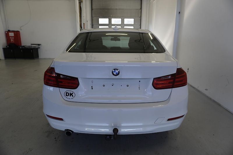 BMW Řada 3 (2014) 318D 2,0 SEDAN - fotka 6 z 32