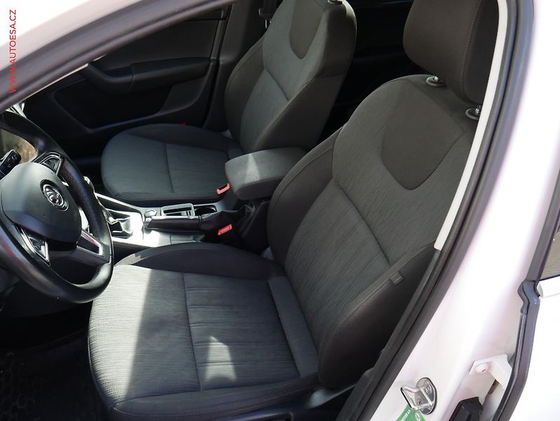 Škoda Octavia (2017) 1.6 TDi, ČR, Style, LED - fotka 9 z 19