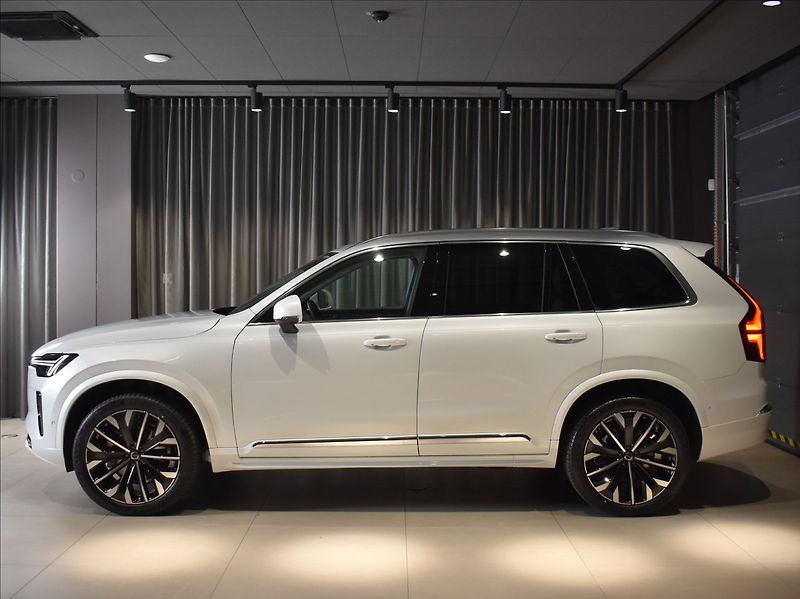 Volvo XC90 (2026) 2,0 B5  Ultra Bright - fotka 2 z 46