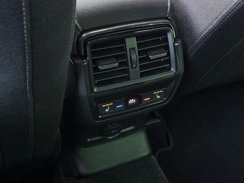 Škoda Karoq 2.0TSi 4x4 DSG 190PS Sportline - fotka 41 z 47