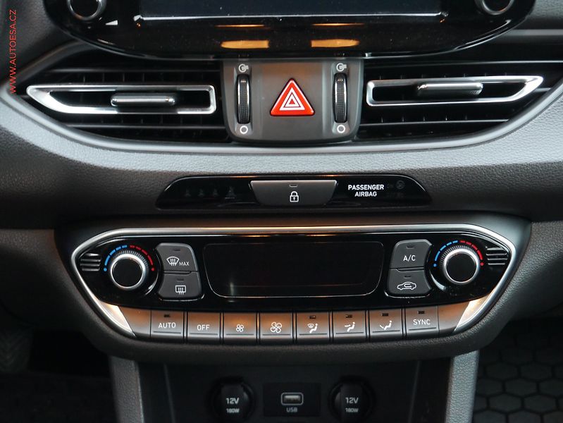 Hyundai i30 (2020) 1.6 CRDi, ČR, AC, LED, kamera - fotka 13 z 18