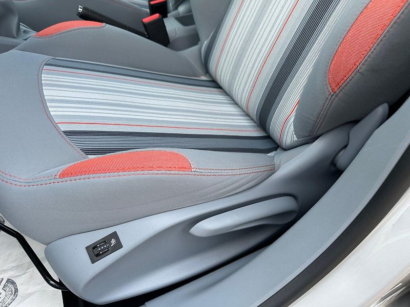Peugeot 208 (2014) 1.2i 60kw - fotka 16 z 23