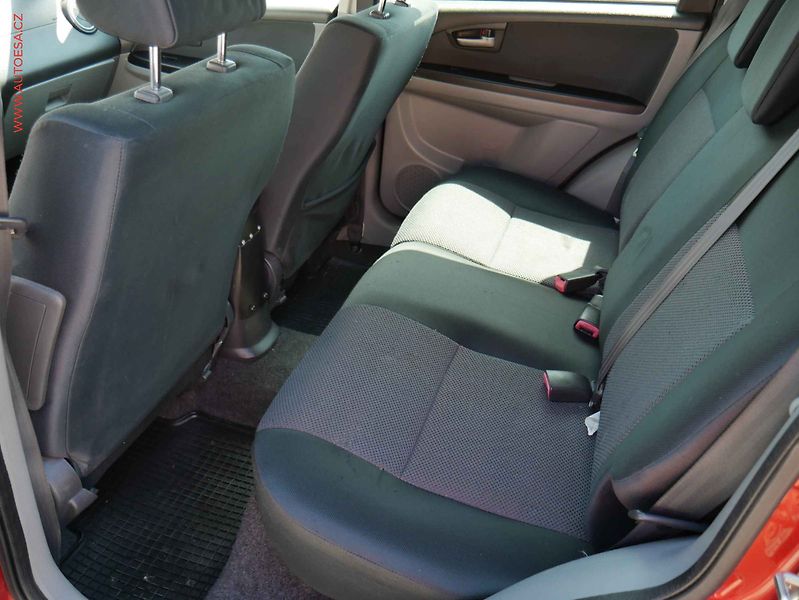Suzuki SX4 (2006) 1.6i 4x4, AC, park.kamera - fotka 10 z 19
