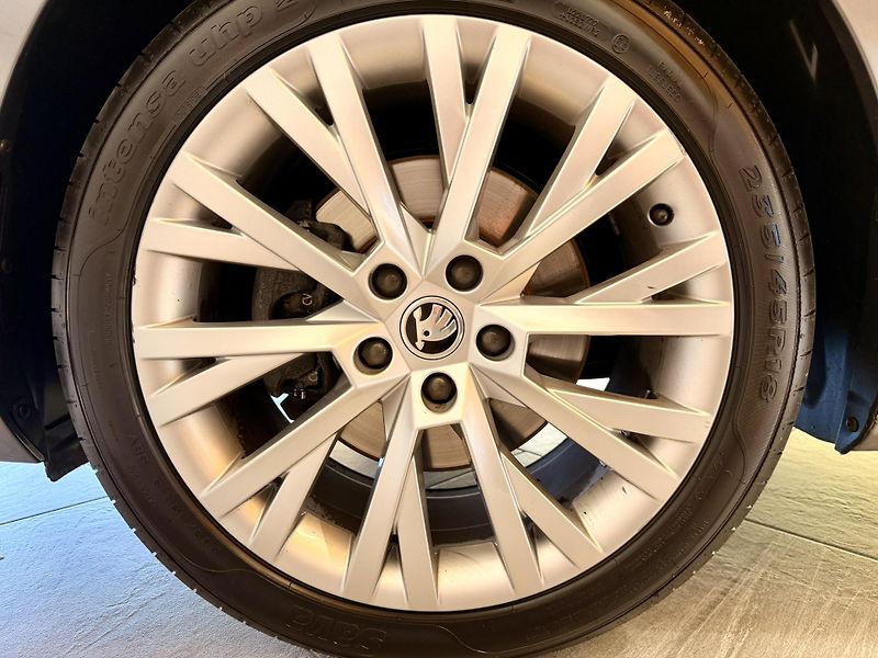 Škoda Superb 2.0 TDi 110 Kw DSG Style Plus - fotka 27 z 28