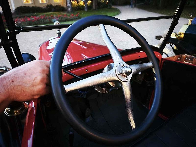 Nastartovat auto našich předků není žádná legrace.
