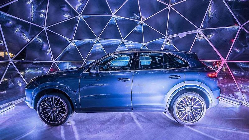 Porsche Cayenne v bublině 2286 metrů nad mořem.