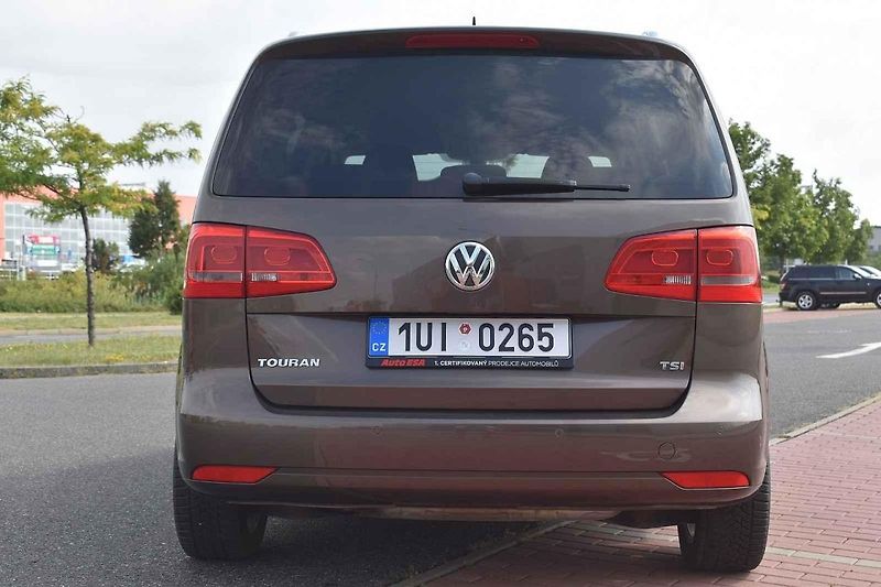 Volkswagen Touran působí usedle, ale je to dobrý rodinný společník