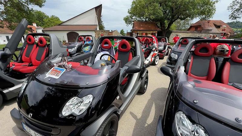 Auta bez střechy i čelního skla a dveří projížděla Krumlov i Šumavu.