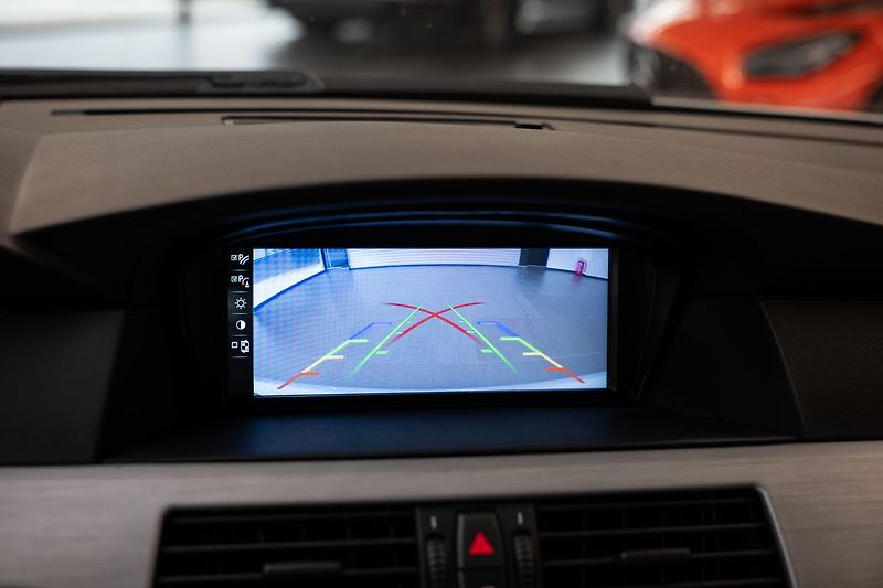BMW M5 V10/SMG/CarPlay/Kamera - fotka 16 z 28