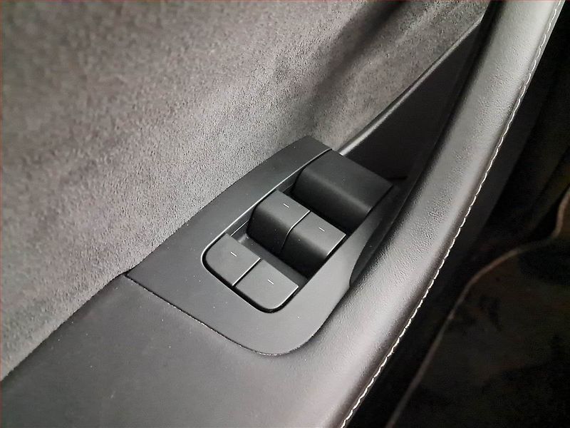 Tesla Model Y (2022) Long Range AWD 79kWh, SoH 92% - fotka 17 z 21