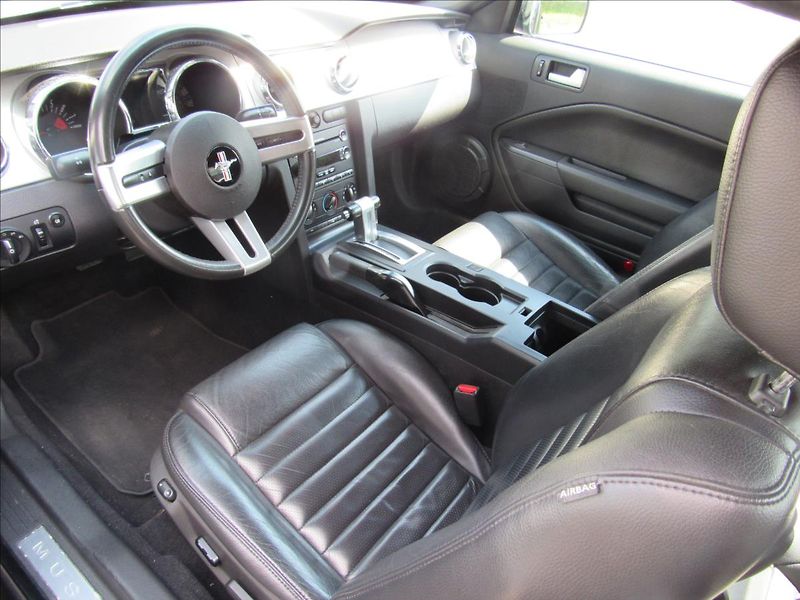 Ford Mustang 4,6 L V8 GT 224kW - fotka 9 z 29