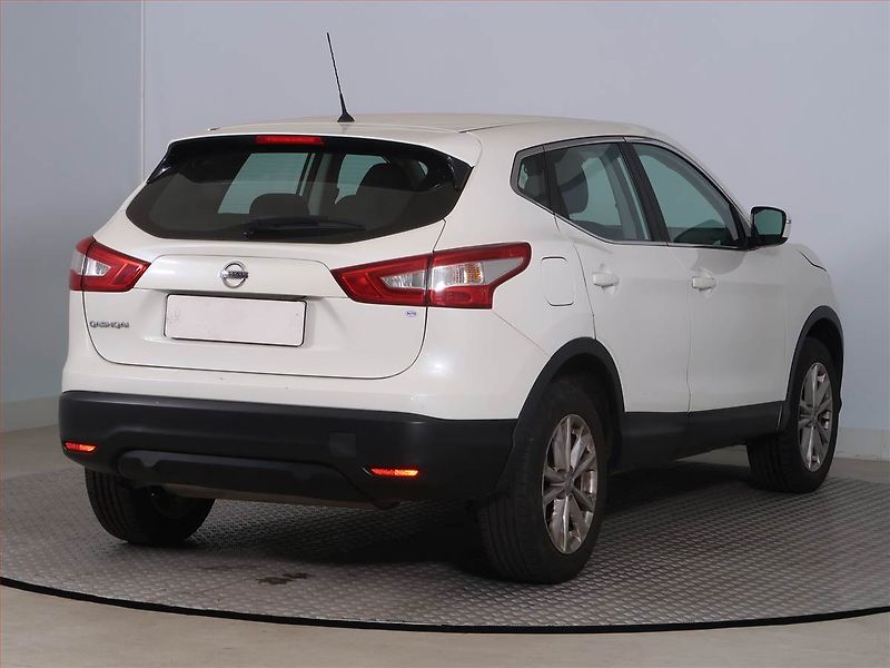 Nissan Qashqai (2017) 1.2 DIG-T, ČR,1.maj - fotka 5 z 17