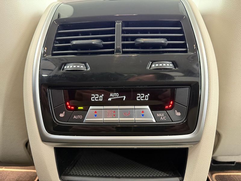 BMW X5 M50i xDrive, LASER, MASÁŽE, HE - fotka 31 z 34
