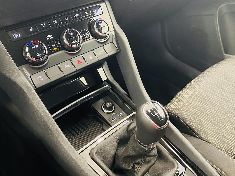 Škoda Karoq 1,5 TSI 110kW Top Selection - fotka 18 z 27