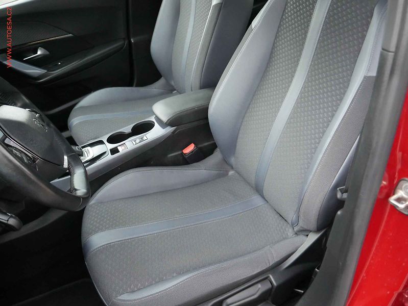 Peugeot 2008 (2020) 1.2 PT, Allure, AT, panor - fotka 9 z 15