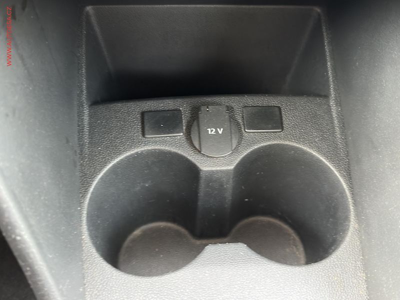 Volkswagen Polo (2011) 1.4 i, AC, temp - fotka 16 z 19