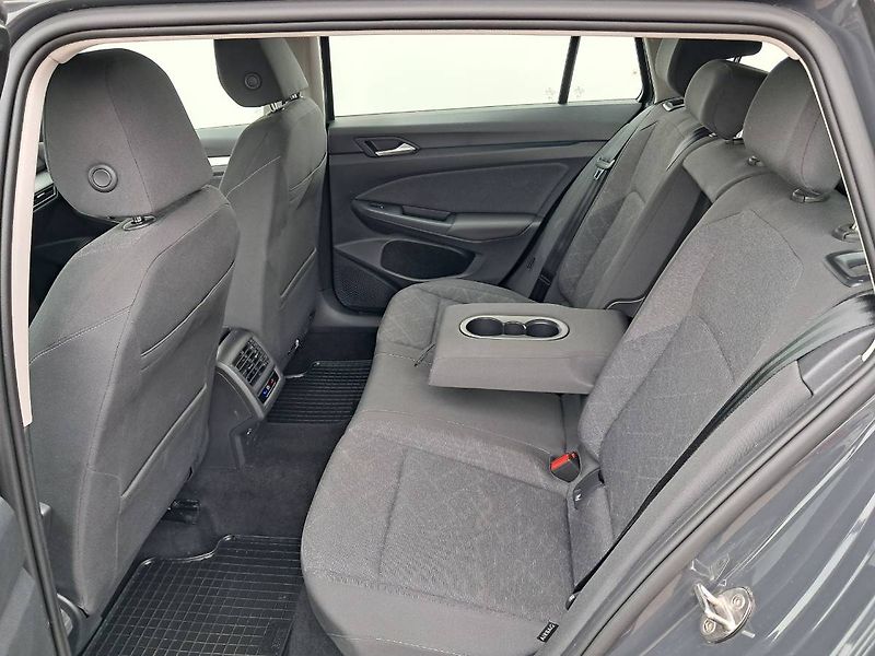 Volkswagen Golf Variant (2023) LIFE 1.0 TSI / 81 kW M6 - fotka 20 z 26