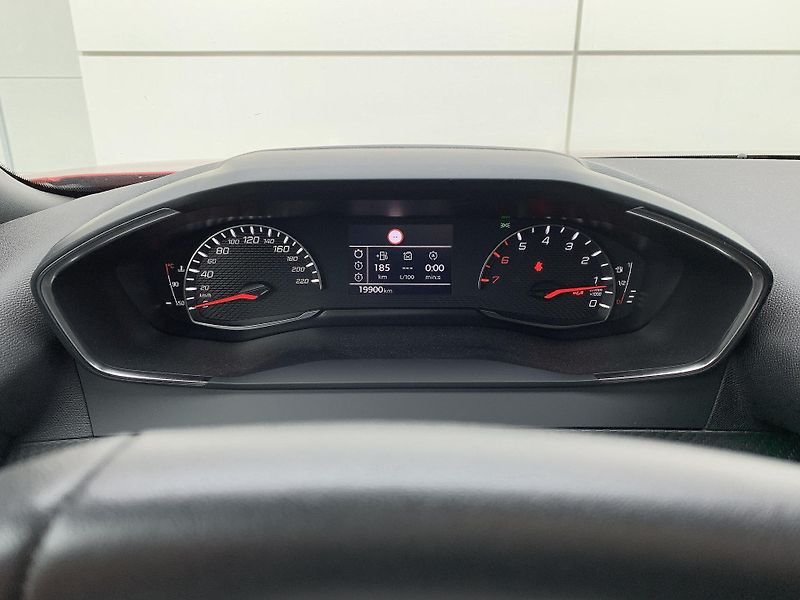 Peugeot 2008 ALLURE 1.2 PureTech 74kW MAN6 - fotka 19 z 33