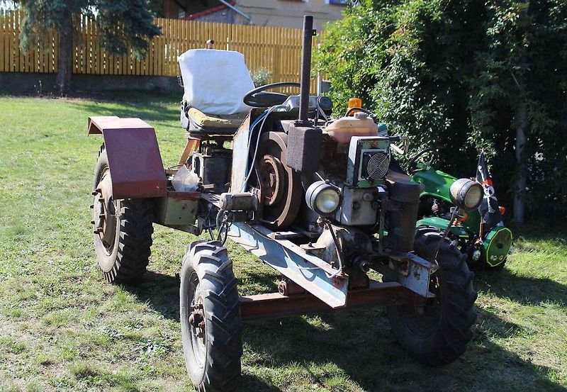 iž podvanácté se sjeli do obce Sušany na Chomutovsku majitelé traktorů k tradičnímu setkání.