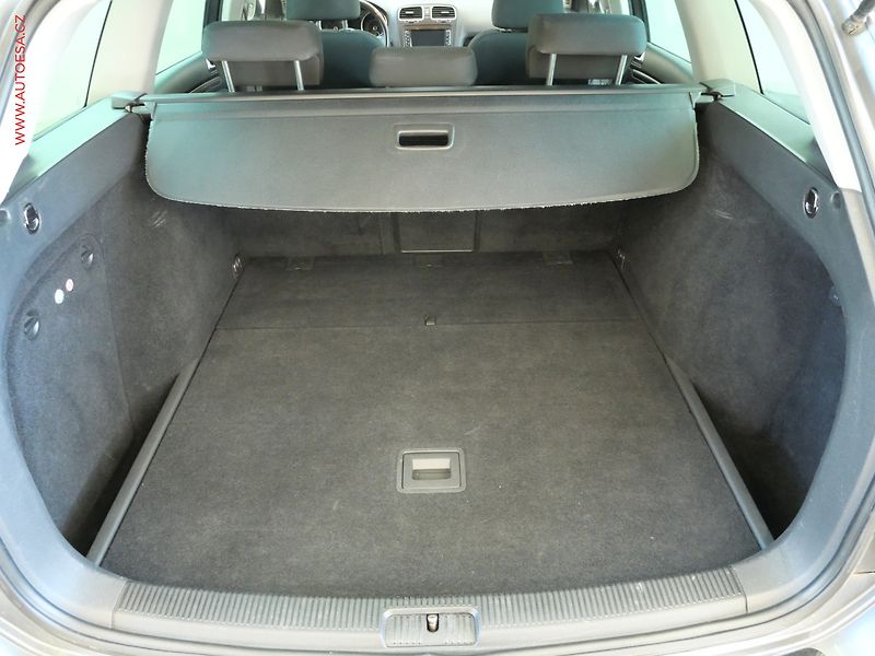 Volkswagen Golf (2011) 1.6 TDi, AC, park.asist - fotka 7 z 17