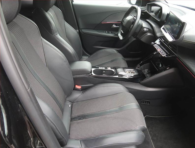 Peugeot 2008 (2022) GT 50 kWh, SoH 100% - fotka 9 z 22