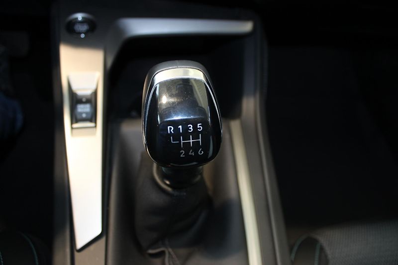 Peugeot 308 (2023) 1.2i,ALLURE PACK,130HP,DPH,ČR - fotka 10 z 22
