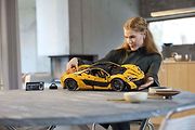 Replika McLarenu P1 v reálné velikosti se skládá z 342 817 dílků, váží přibližně 1220 kilogramů.