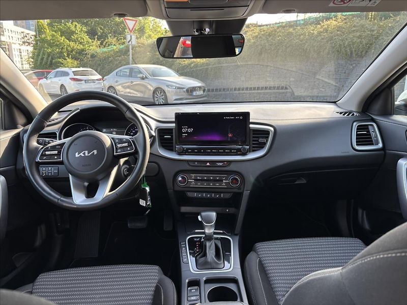 Kia Ceed 1,5 TGDi AT TOP ZÁRUKA ADAPTIV - fotka 9 z 45