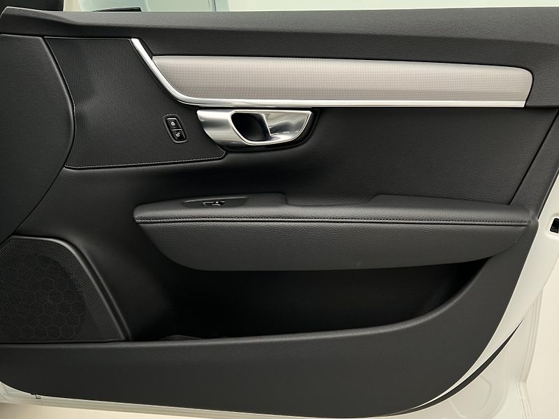 Volvo V90 B4 MOMENTUM AUT  - fotka 44 z 44
