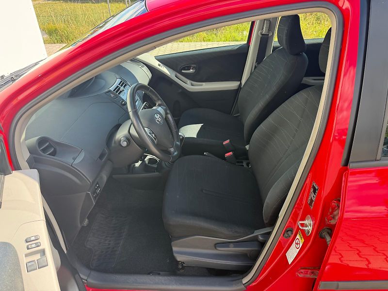 Toyota Yaris 1.3 VVT-i 64kW - fotka 11 z 26