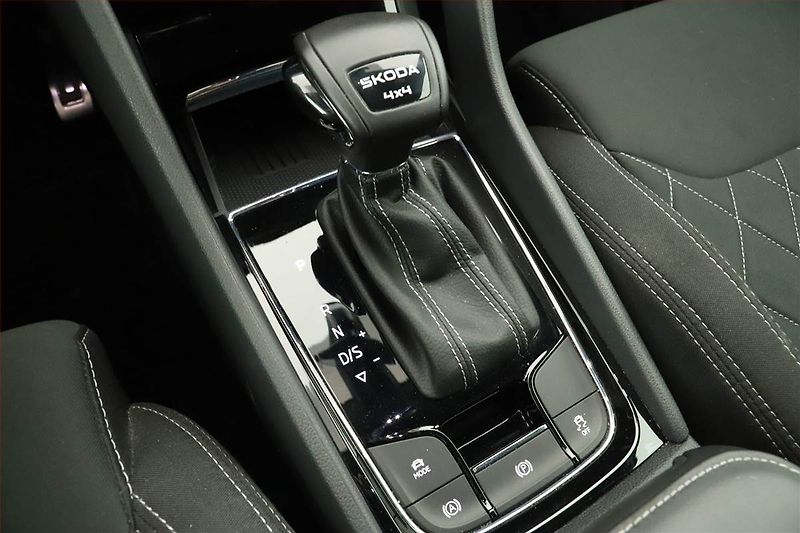 Škoda Karoq (2025) 2.0 TDI, Sportline, Navigace - fotka 10 z 17