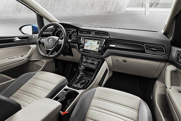 V interiéru Touranu je vše na dosah., zdroj: Se svolením VW