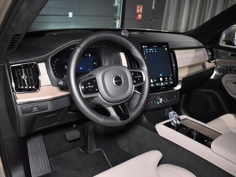 Volvo XC90 2,0 B5 AWD ULTRA Vzduch,Tažné - fotka 13 z 26